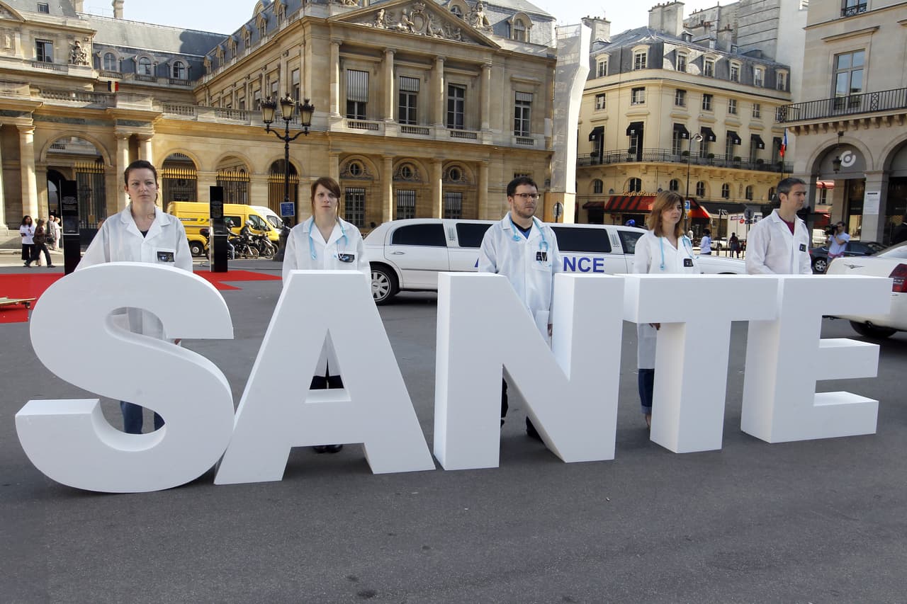 <b>Francia</b>: este sistema, bien valorado por la OMS y el 
<a href="http://www.healthpowerhouse.com/files/EHCI_2016/EHCI_2016_report.pdf">Euro Health consumer Index</a>, es universal. La mayoría de los pacientes debe pagar al médico y luego el Estado le reembolsa entre 70% y 100% del monto. Estas transacciones se centralizan en una tarjeta de salud o Carte Vitale. La mayoría de las personas está inscrita a su vez en un organismo de seguro semi-privado, financiado por su empleador, que costea el monto no cubierto por el Estado.