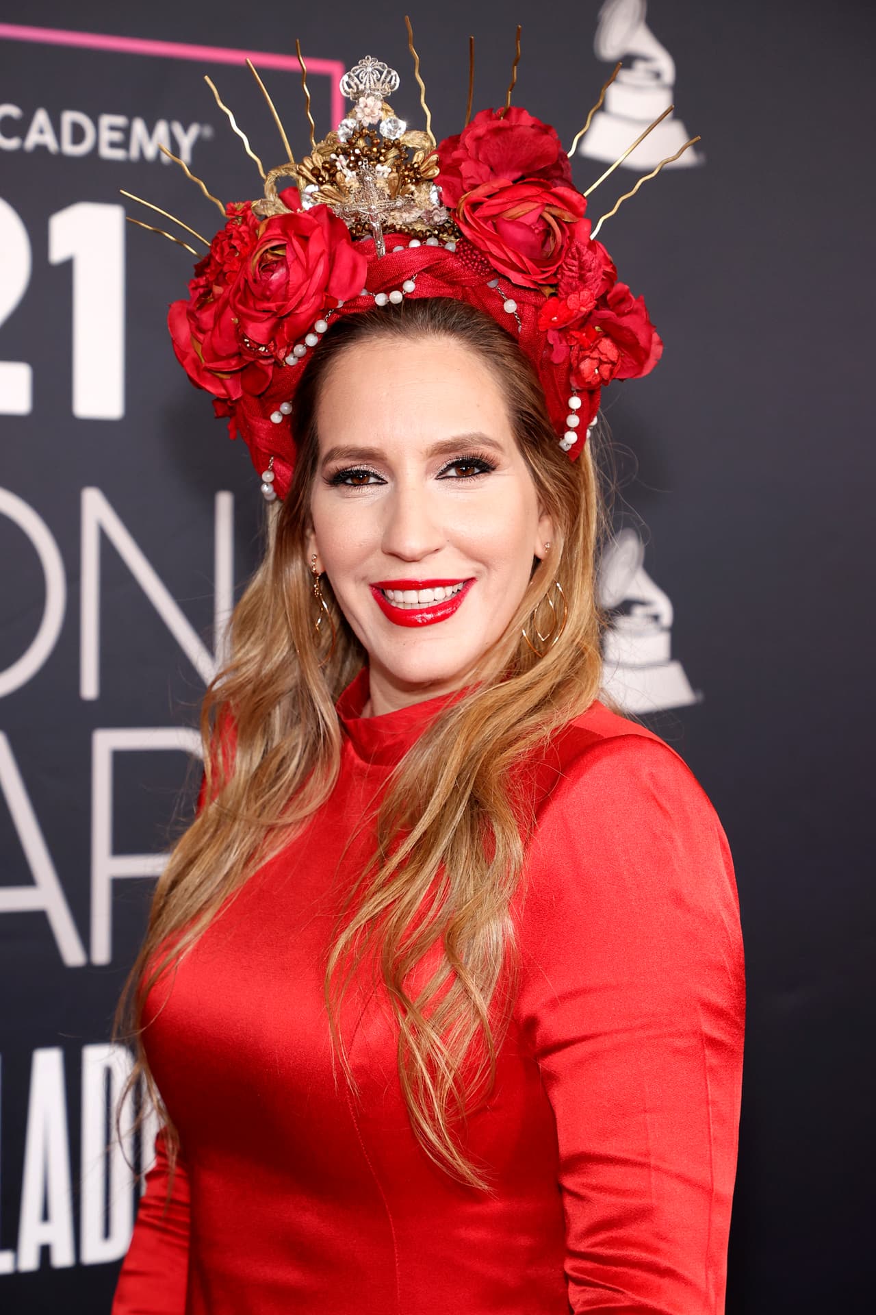 Un día antes de los Latin GRAMMY 2021, durante la gala de Persona del Año, María Toledo ya había dado un adelanto de su amor por los tocados de flores.