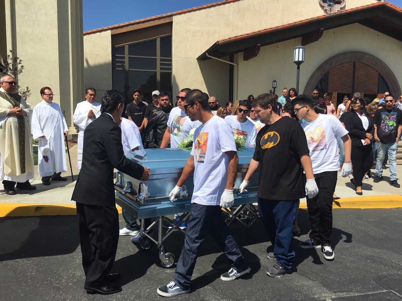 <b>"Él fue un héroe", </b>dijo afuera de la iglesia el tío de Anthony, David Barrón. "Él luchó por los niños que no podían defenderse".