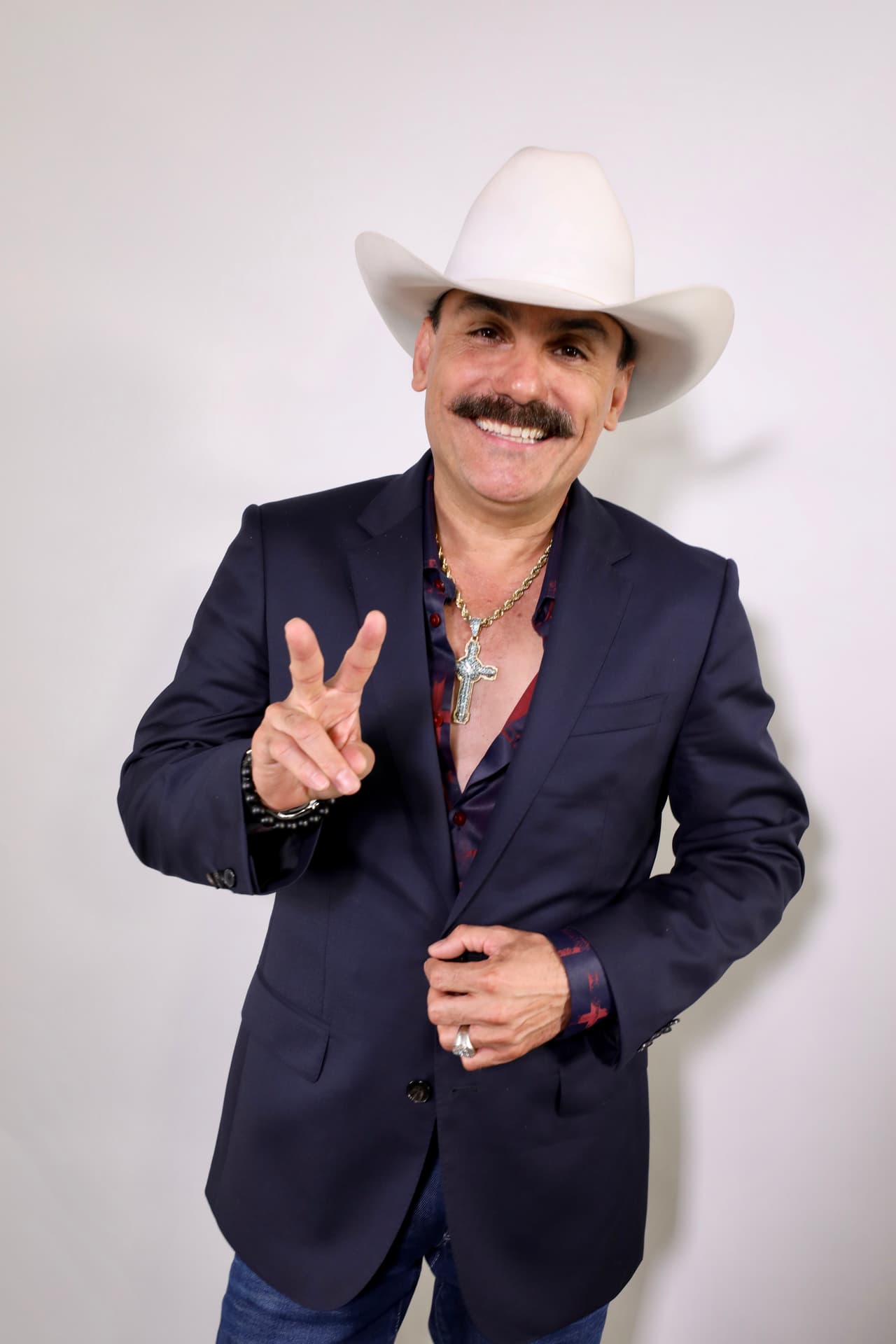 A pesar de que no ha ganado todo lo que se propone (como la alcaldía de un pueblo en Nayarit, por la que compitió el año pasado),
<b>El Chapo de Sinaloa</b> cree en la buena suerte y él mismo nos enseñó los diferentes objetos que carga para atraerla.