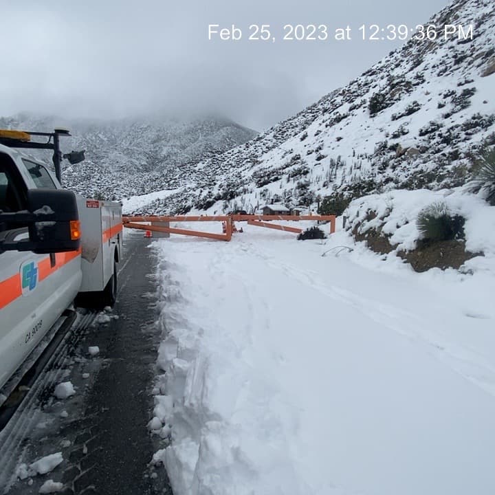 Algunos cierres de carreteras de montañas impuestos durante el fin de semana se mantienen, por los peligros en las vías.