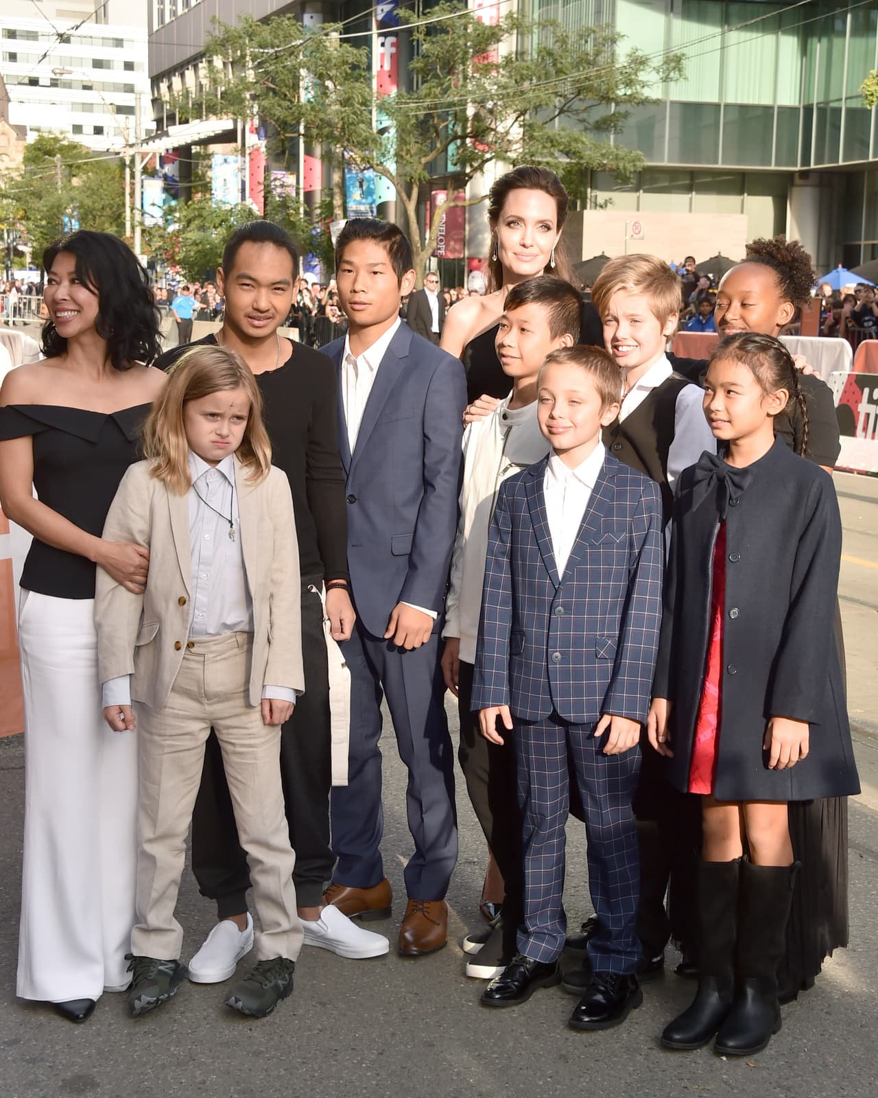 La revista explica que el actor habría estado preocupado por la adopción de Pax, quien en ese entonces tenía tres años, pues el niño es originario de Vietnam y no hablaba inglés.