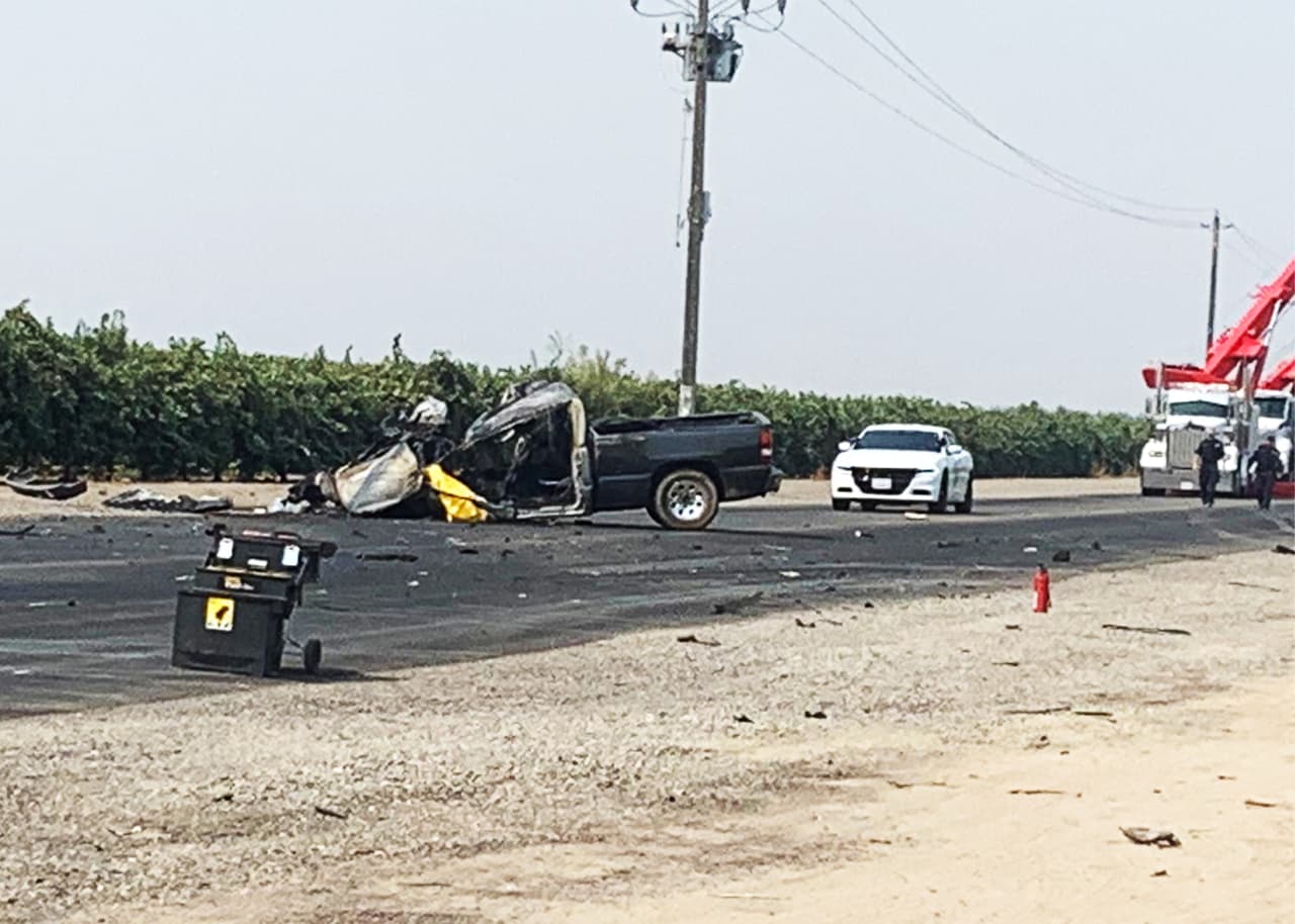 Mueren dos personas luego de saltarse una señal de tránsito y chocar contra un camión de remolque