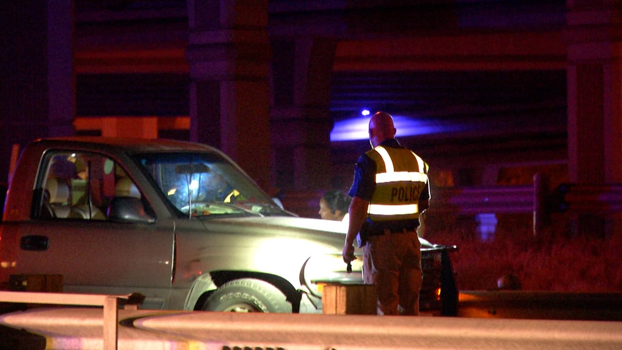 Conductor vuelca, sale expulsado y muere prensado entre su vehículo y una barandilla de seguridad en el Loop 410