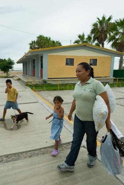Generalmente en los poblados sólo se sitúan los niveles básicos y con maestros que enseñan a niños de todas las edades, de diversos grados.