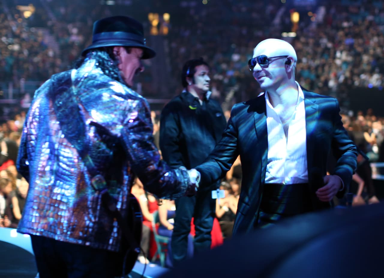 Así lo vimos súper contento con Pitbull, con quien compartió el escenario en 2014 en una versión muy renovada de 'Oye Cómo Va'.