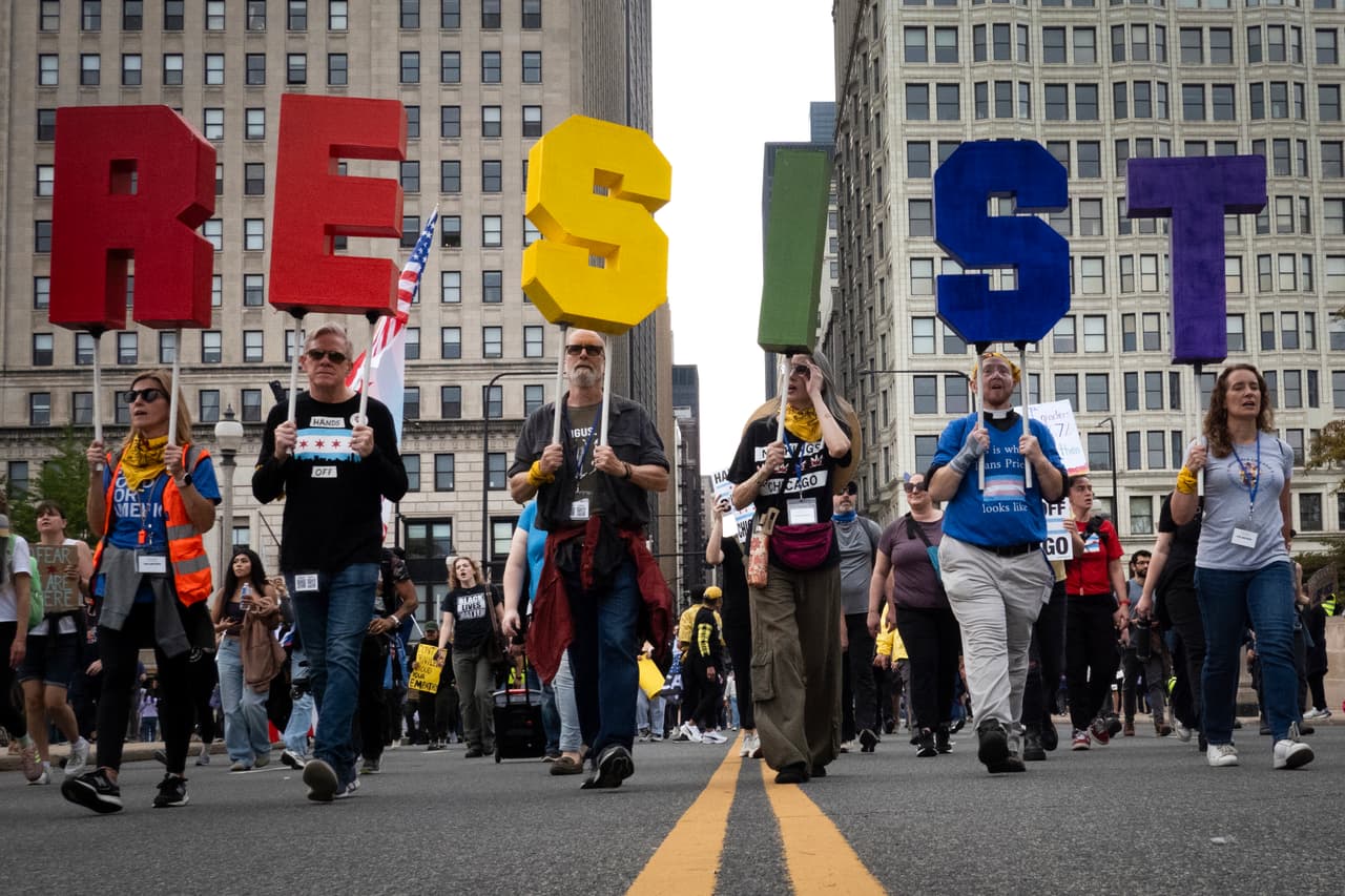 Uno de los temas más señalados por los manifestantes fue la campaña de control migratorio a gran escala en Chicago, denominada 
<a href="https://www.univision.com/local/chicago-wgbo/desde-adentro-de-la-operacion-midway-blitz-asi-se-ejecutan-los-arrestos-de-ice-en-chicago-video" target="_blank">“Operación Midway Blitz”,</a> que ha dejado a varias personas detenidas.