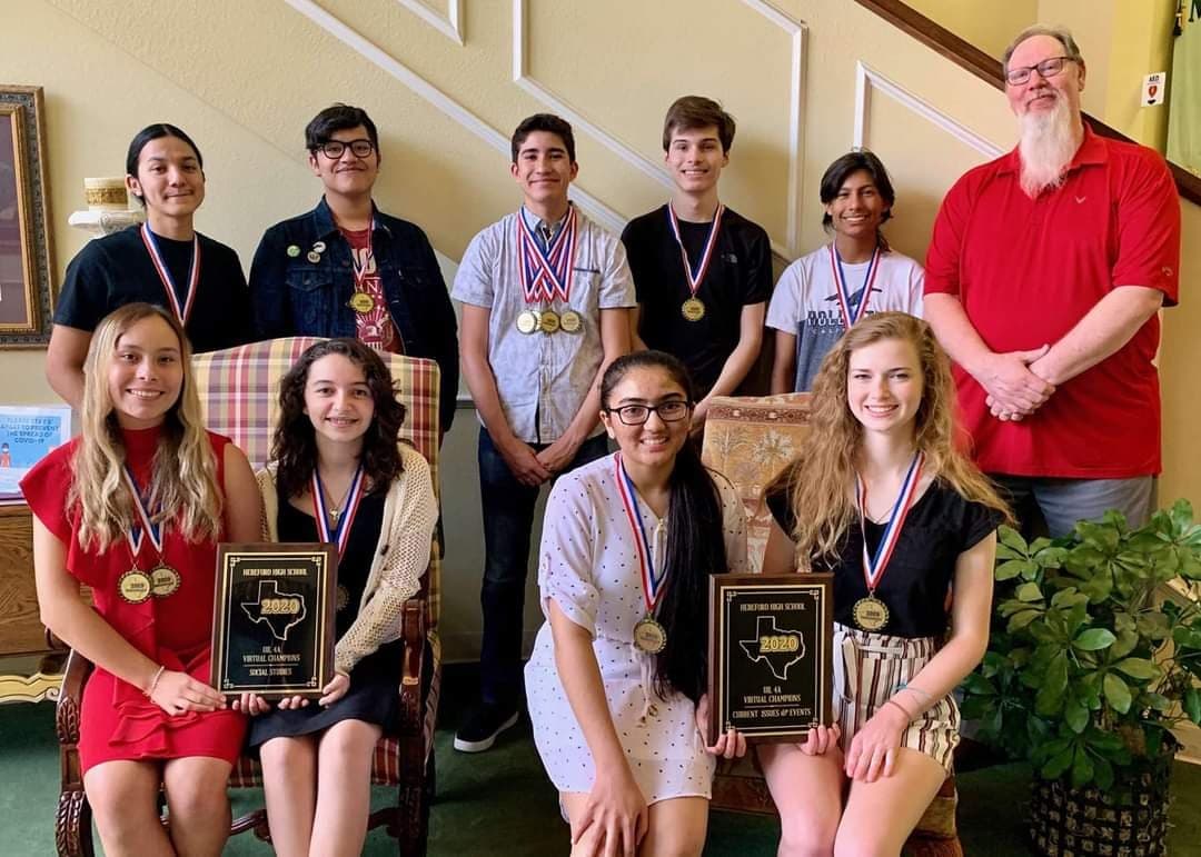 Sus padres se muestran sumamente orgullosos de él y de sus otros dos hijos, quienes a pesar de sus humildes ingresos han logrado que ellos puedan tener carreras universitarias, gracias a las becas obtenidas, pues según explica José Ávalos, padre de Yared, sin esos apoyos económicos hubiera sido muy difícil.