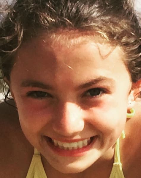 Mayra tuvo que someterse a muchos tratamientos de fertilidad y ocho inseminaciones artificiales fallidas durante cuatro años para poder embarazarse por primera vez. Su esfuerzo fue recompensado y en el 2002 vio llegar a Ivana: "Fue un momento que nunca olvidaré, lloré cuando cargué a mi chiquita, después de tanto tiempo de luchar por ella", dijo la actriz para el diario El Universal.