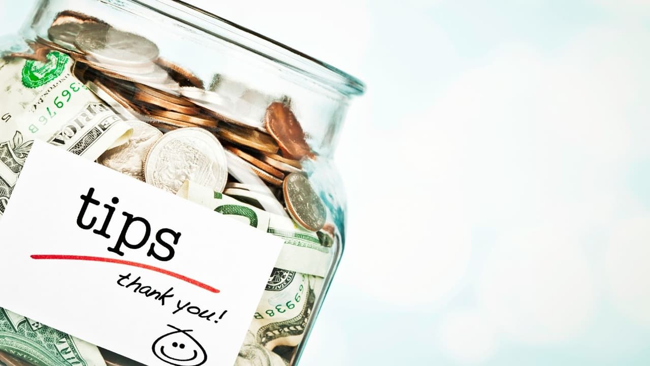 Las
<b> propinas en efectivo </b>son toda propina recibida de clientes, propinas electrónicas (pagadas por ejemplo con tarjeta de crédito o débito), propinas distribuidas al empleado por el empleador de dicho empleado y las propinas recibidas de otros empleados como parte de todo arreglo de compartir propinas. Además, las propinas incluyen propinas recibidas de empleados que recibieron tales propinas tanto directa como indirectamente.