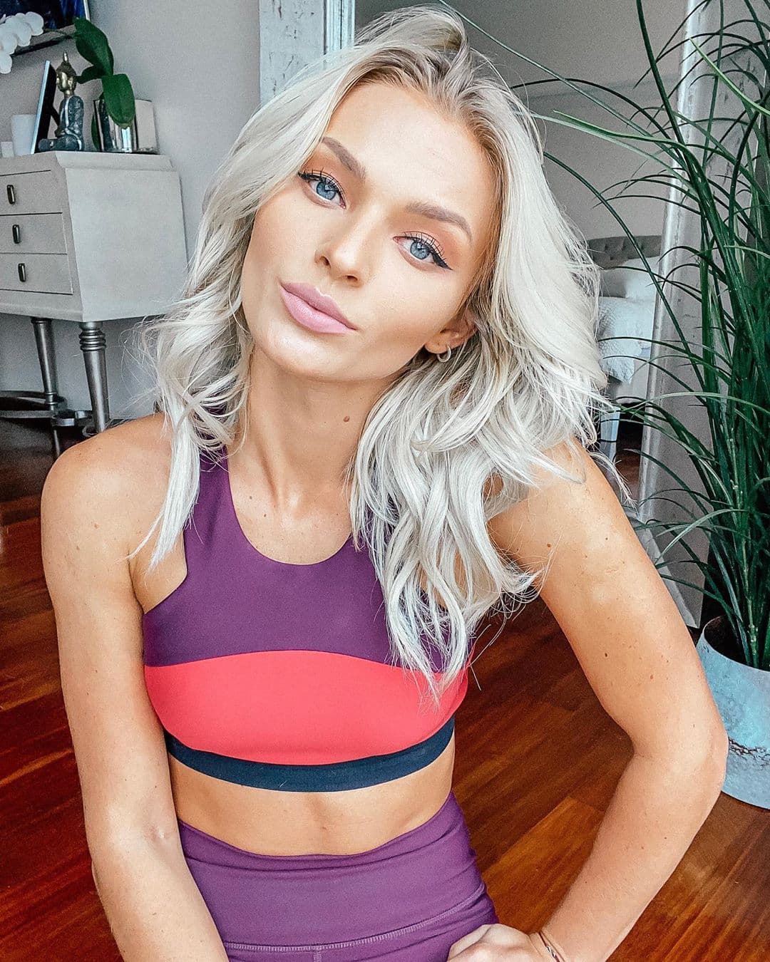 Ante las fuertes declaraciones de Laura Bozzo, la actriz de origen ruso declaró que no le afectan las críticas de alguien que no conoce: “No tengo el gusto de conocerla, la hemos visto en un par de eventos, yo creo de Televisa”.