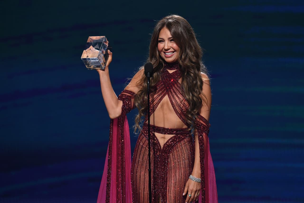 Conmovida y agradecida, Thalía recordó sus raíces al recibir el premio: “(…) Esto es un honor, es un honor inmenso para una niña, una niña que empezó su carrera a los 7 años en su México amado”. 
<br>