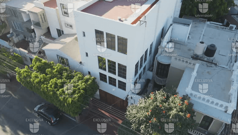 En el bastión de la iglesia, la colonia Hermosa Provincia de Guadalajara, los Joaquín son dueños de estas siete casas que les heredó su padre. Cada una de estas tiene un diseño arquitectónico propio. La residencia blanca de tres niveles es de Naasón Joaquín, según documentos públicos.