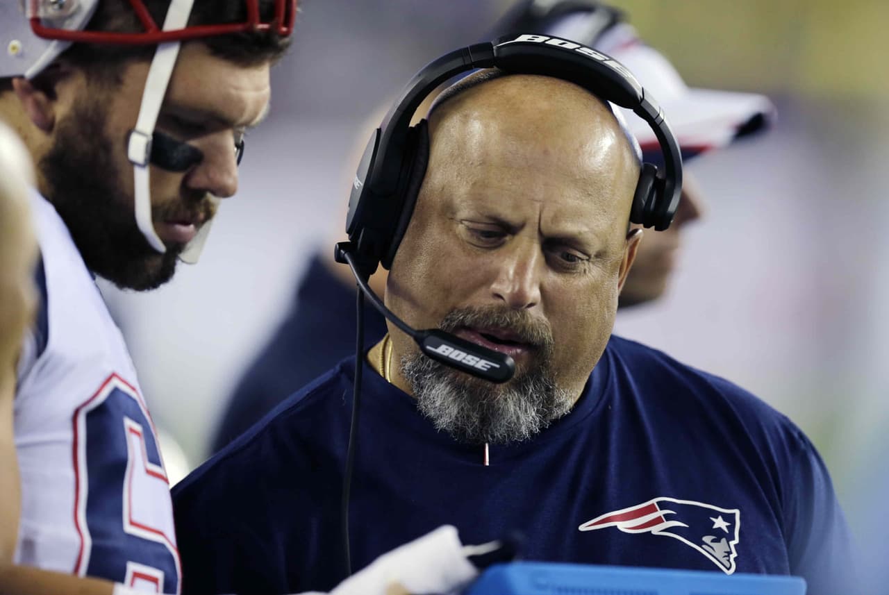 Los Patriots despidieron al coach de línea ofensiva Dave DeGuglielmo