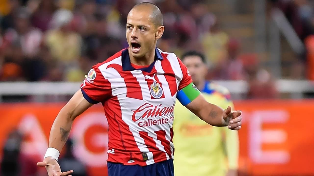 ¡Insólito! Chicharito se hace de palabras con árbitro en el Chivas vs. América