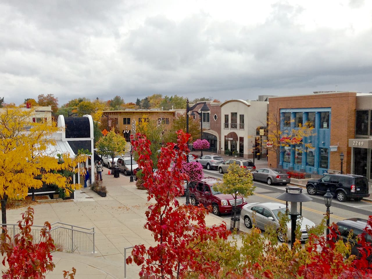 <b>Michigan: East Grand Rapids. Población: 11,297. Ingreso promedio de un hogar: $118,393. </b>Los residentes de esta ciudad se benefician de un bajo costo de vida ya que los bienes y servicios son un 7% menos costosos de lo que son en promedio en todo el país. Cuenta con 10 parques, que incluyen un lago donde se puede remar, millas de senderos, parques infantiles y un campo de béisbol.
<br>
