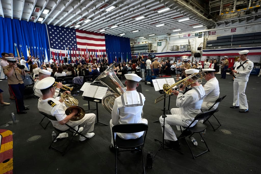 Al subir al USS Bataan, en PortMiami, los invitados a la ceremonia de naturalización fueron recibidos por militares. El Quinteto de Metales de la Banda del Sureste de la Marina de Estados Unidos les deleitó con varias interpretaciones.