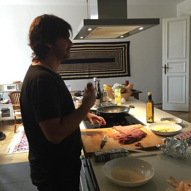 Ajeno a las redes sociales, los pocos vistazos que existen a la vida íntima de Antonio de la Rúa son a través de la lente de Daniela. Aquí vemos al argentino cocinando.