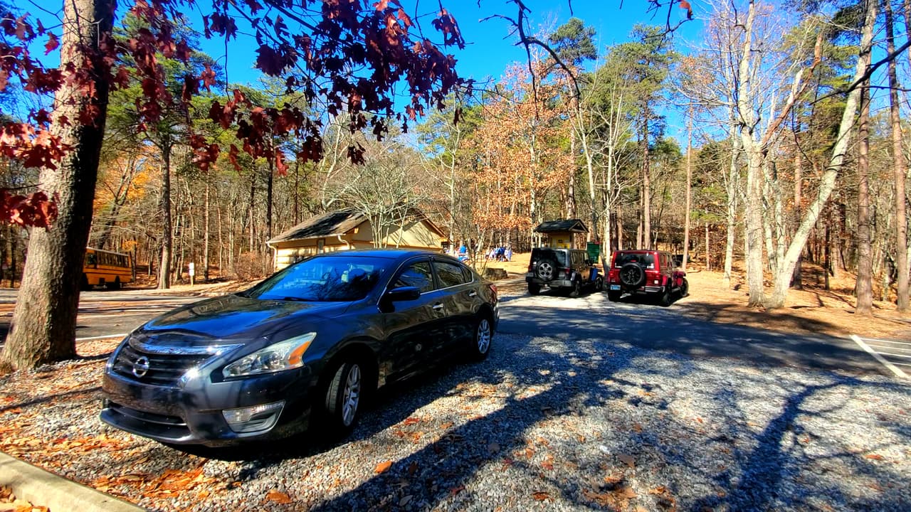 Para llegar al de Indian Seats, 
<b><a href="https://maps.app.goo.gl/QzmDZcadVCT46v9RA">deberás dirigirte al 2500 de Bettis-Tribble Gap Road.</a></b>