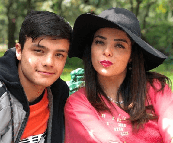 A través de redes sociales la actriz y su hijo Omar compartieron algunos momentos de su celebración de cumpleaños, pero lo que no sabíamos es el gran cambio al que se someterá al cumplir la mayoría de edad. 
<br>