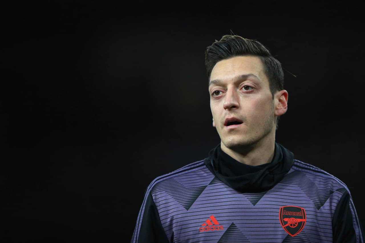 Mesut Özil del Arsenal calienta previo al juego de la Liga Premier inglesa contra el Manchester Citu, en Londres, el domingo 15 de diciembre de 2019. (AP Foto/Ian Walton)