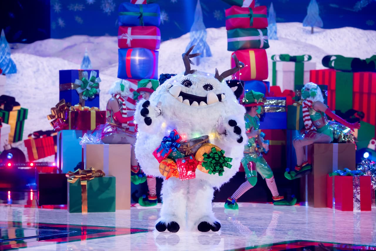 Monstruo de las nieves fue el primero en subir a cantar y sorprender a los jueces por su potente voz. Este personaje interpretó el tema 'El Chico del Apartamento 512' de Selena.