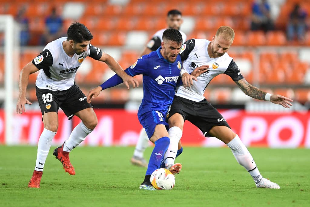 El solitario gol de Carlos Soler desde los once pasos le da la victoria 1-0 a Valencia sobre Getafe.