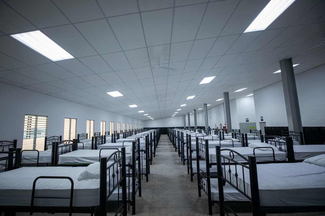 "Toda persona perteneciente a una estructura terrorista es la que va a ingresar a este centro de confinamiento", aseguró el viceministro de Justicia y Seguridad Pública Osiris Luna. El Salvador solo cuenta con 29 centros penitenciarios a nivel nacional, siendo el penal de Zacatecoluca, conocido como Zacatraz, el único de máxima seguridad. En la imagen, un área dedicada al personal de vigilancia.