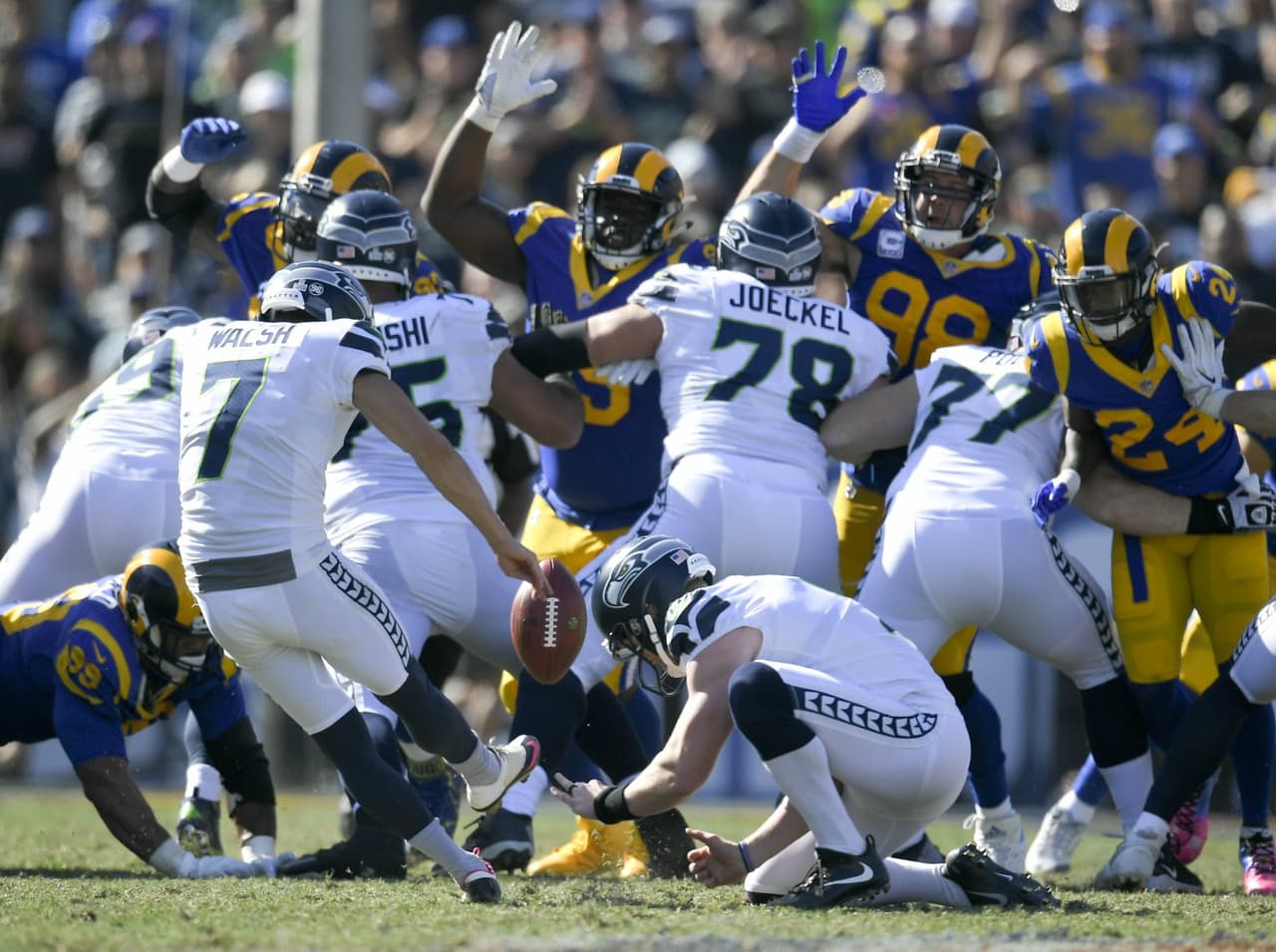 Blair Walsh conectó tres goles de campo en el mismo número de intentos, el más largo de 49 yardas.