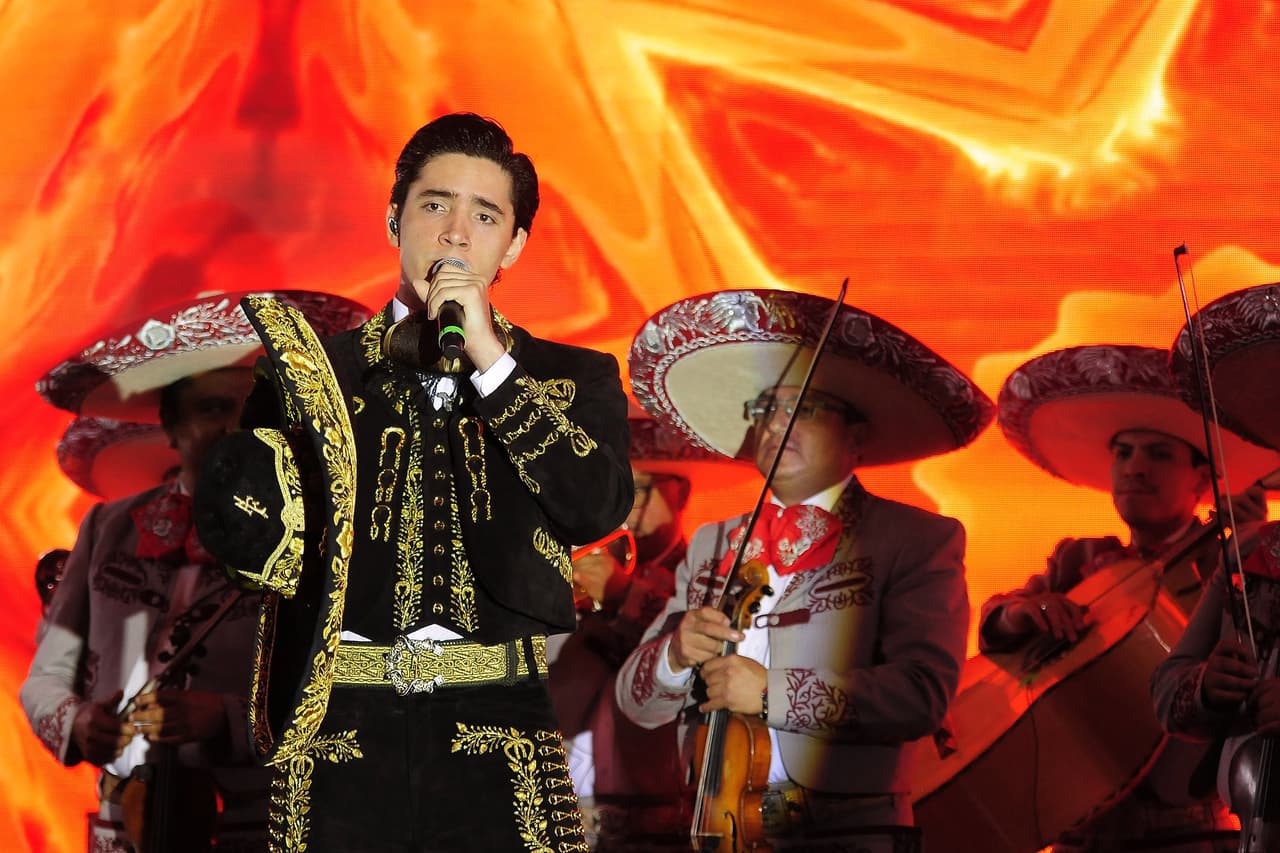 Fernández, de 25 años, lanzó en marzo su primera producción, 'Sigue la dinastía', para la cual contó con todo el apoyo de su famoso abuelo.