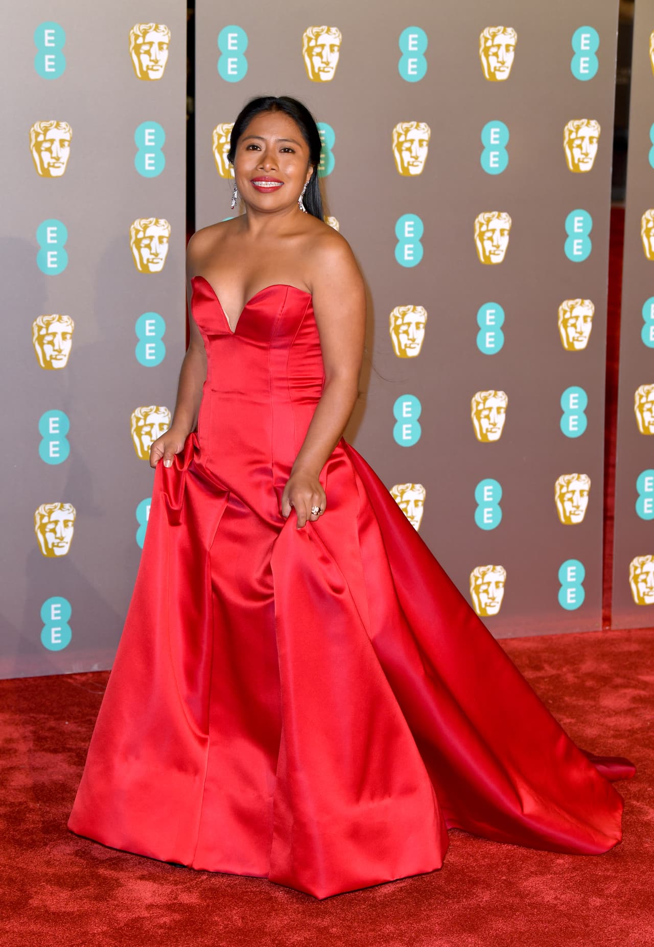 Este look de la diseñadora italiana Alberta Ferreti fue la elección más reciente de la actriz de 'Roma', Yalitza Aparicio para asistir a los prestigiosos premios británicos BAFTA el domingo 10 de febrero. Sin duda, el vibrante vestido rojo de pesado satin y escote de corazón ha sido uno de los que más ha llamado la atención de la prensa especializada pendiente del estilismo en la alfombra del mismo color.