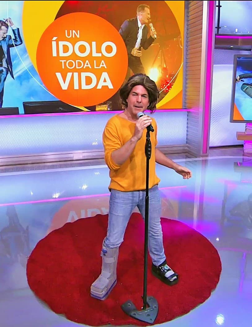 Por primera vez, después de su cirugía en el talón, Carlos Calderón hizo una presentación en el Karaoke de Despierta América interpretando uno de los temas de Emmanuel.