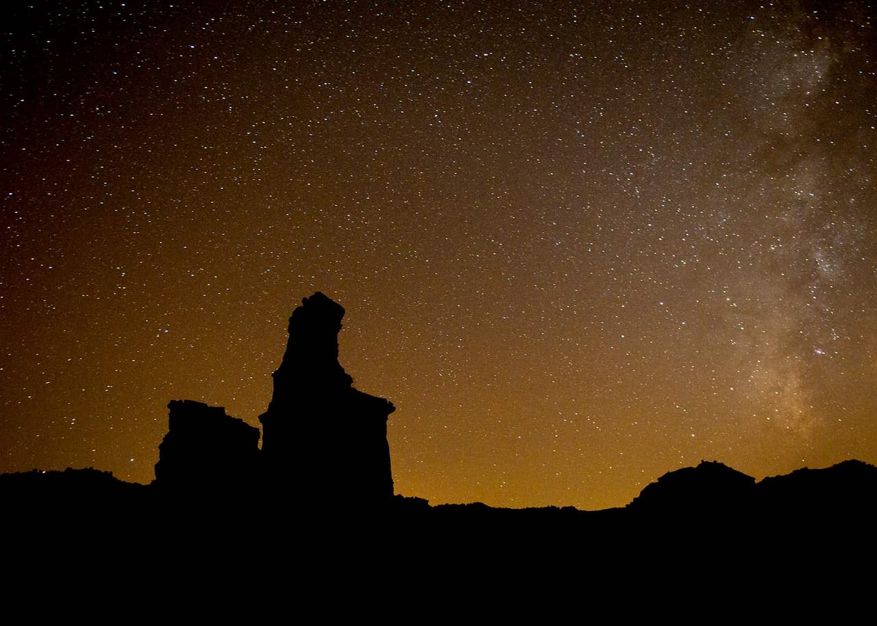<b>South Llano River |</b> Ubicado en el borde occidental de Hill Country, el Parque Estatal South Llano River es una combinación única de zonas montañosas rocosas y un frondoso fondo de río de pacanas. También es catalocago como un Parque Internacional Dark Sky.
