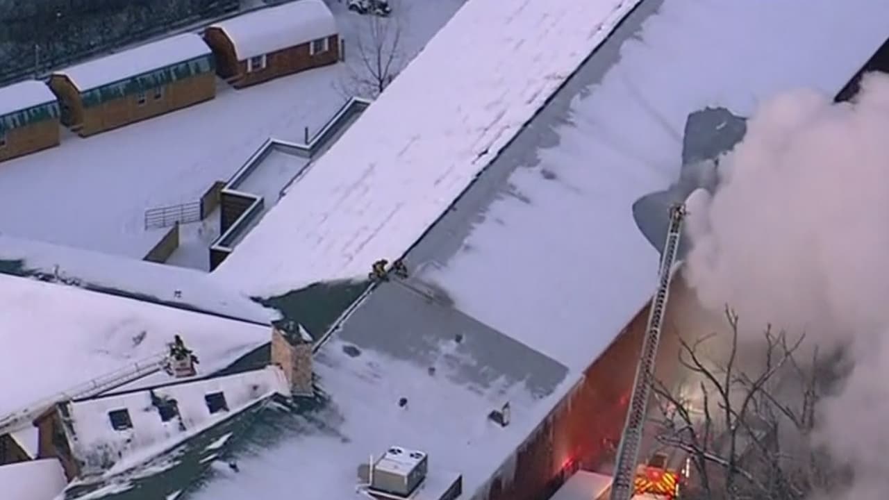 Visitantes de parque acuático de Illinois tuvieron que ser evacuados por un incendio