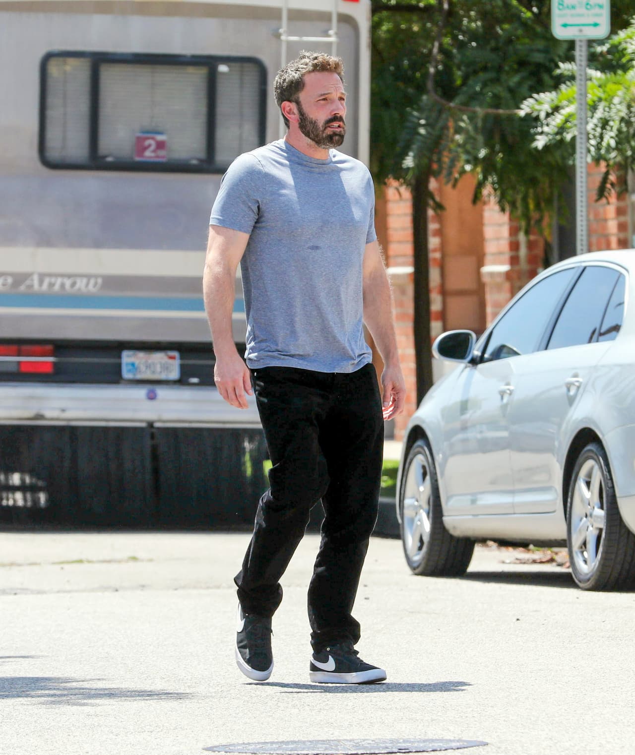 Desde principios de junio pasado, TMZ reportó que se habían visto camiones de mudanza no solo en la residencia del actor, sino también en la que actualmente vive JLo en Los Ángeles.
<br>