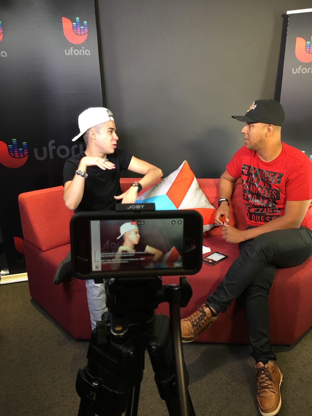 Así se divierte Mario Bautista durante sus entrevistas.