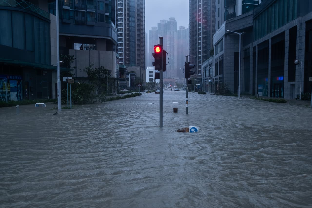 Así amaneció Hong Kong. El tifón, apodado el "Rey de las tormentas" por los medios chinos, tocó tierra en la ciudad de Haiyan a las 5 pm hora local, con vientos de más de 100 mph (160 km por hora), dijeron funcionarios.