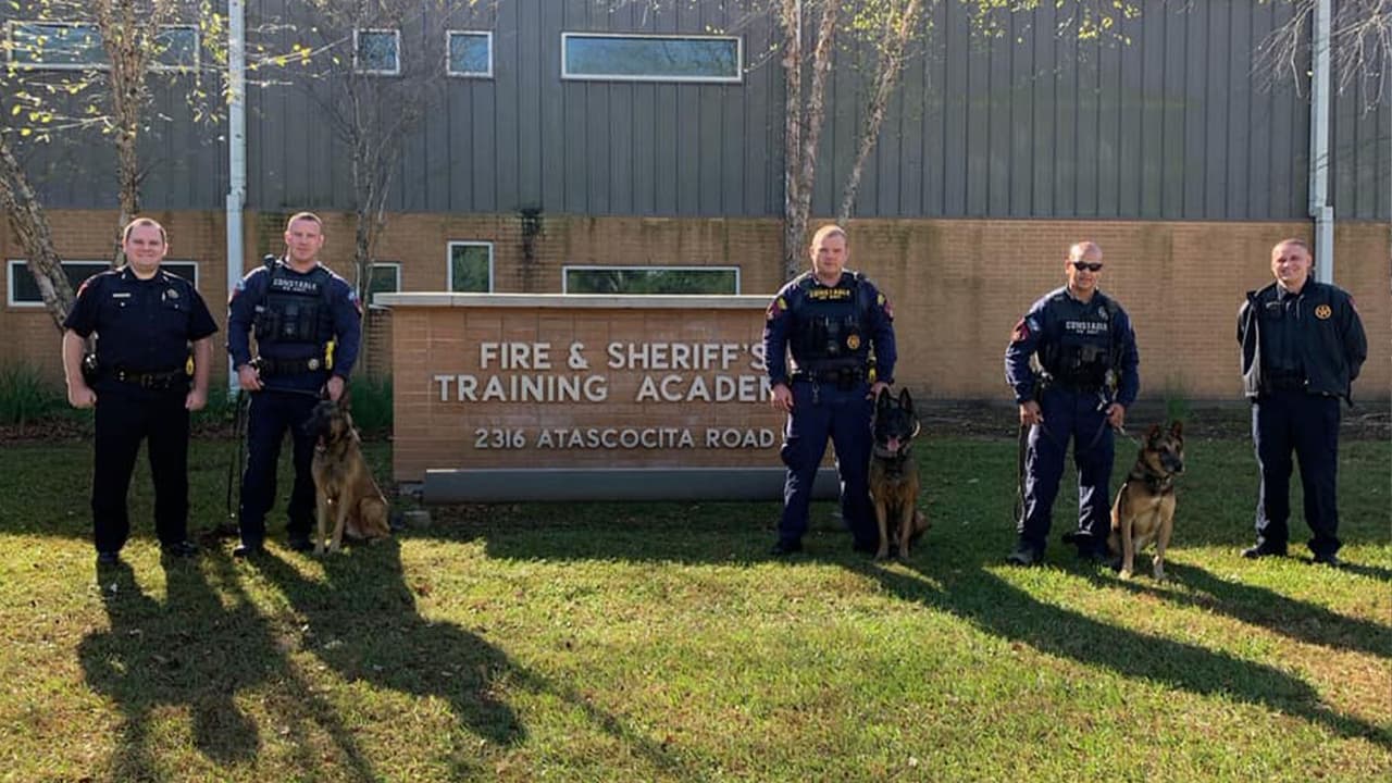 En la ceremonia de graduación estuvieron presentes el capitán Jonathan Zitzmann, el teniente Buddy Gheen, el sargento de la división Andrew Baskins, así como los oficiales Terry Fentress, y Ray Montalvo.