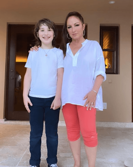 Hoy en día, Gloria Estefan disfruta muchísimo de los momentos que comparte con Sasha, a quien 
<a href="https://www.instagram.com/p/CQYWdyvF5-r/" target="_blank">considera</a> "el niño más especial" en el mundo.