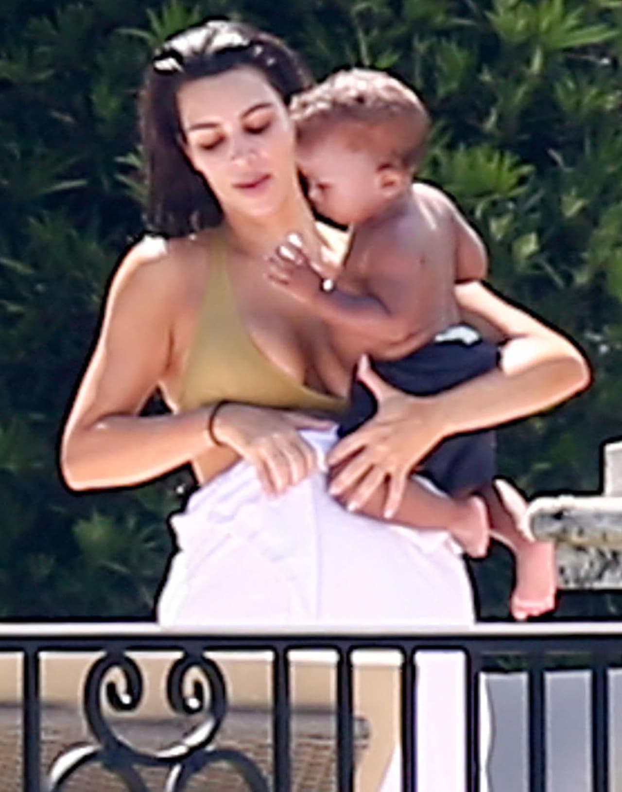 Kim cargó a su adorado Saint.