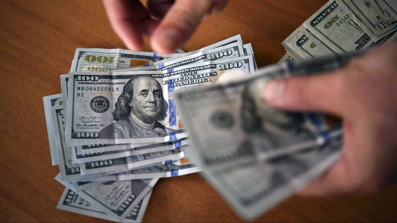 <b>En video: <b>¿Tu empresa no ofrece un plan de jubilación? Conoce las opciones disponibles para que lo hagas por tu cuenta</b></b>
<br>
<br>Cientos de hogares no están ahorrando para su jubilación, en muchos casos, porque los lugares de trabajo no les ofrecen estos planes. Sin embargo, el analista financiero Manuel Ramos afirma que esto también es posible acudiendo a otras opciones. "Se debería ahorrar un 10% de sus ingresos en cualquiera de los instrumentos o por su propia cuenta, ya sea en su empresa, invertir en bienes raíces o en fondos alternativos", asegura.