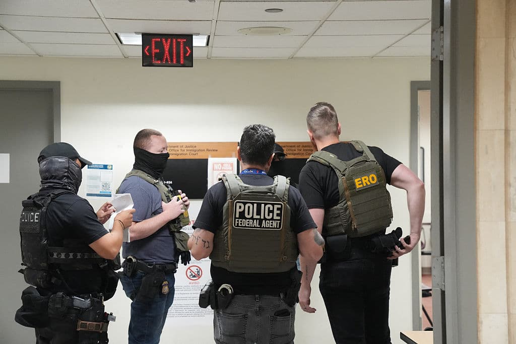 El 27 de junio de 2025, agentes de ICE se preparan para arrestos en el Federal Plaza Courthouse en Nueva York, donde miles buscan asilo. Las detenciones, duplicadas en 38 estados según UC Berkeley, reflejan tácticas anónimas que generan preocupación entre activistas. (Foto por Bryan R. SMITH/AFP via Getty Images)
<br>