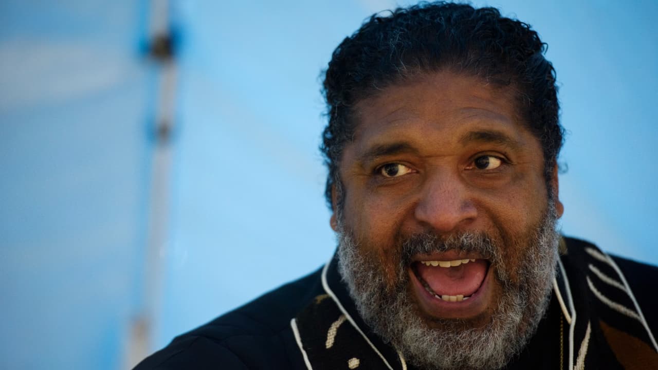 Obispo William Barber anuncia demanda por el escaño que ganaron republicanos en Carolina del Norte
