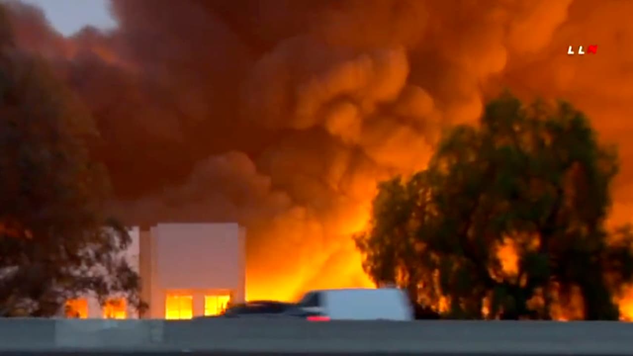 Los bomberos están en el lugar, se cree que un almacen de Amazon está entre las estructuras dañadas.