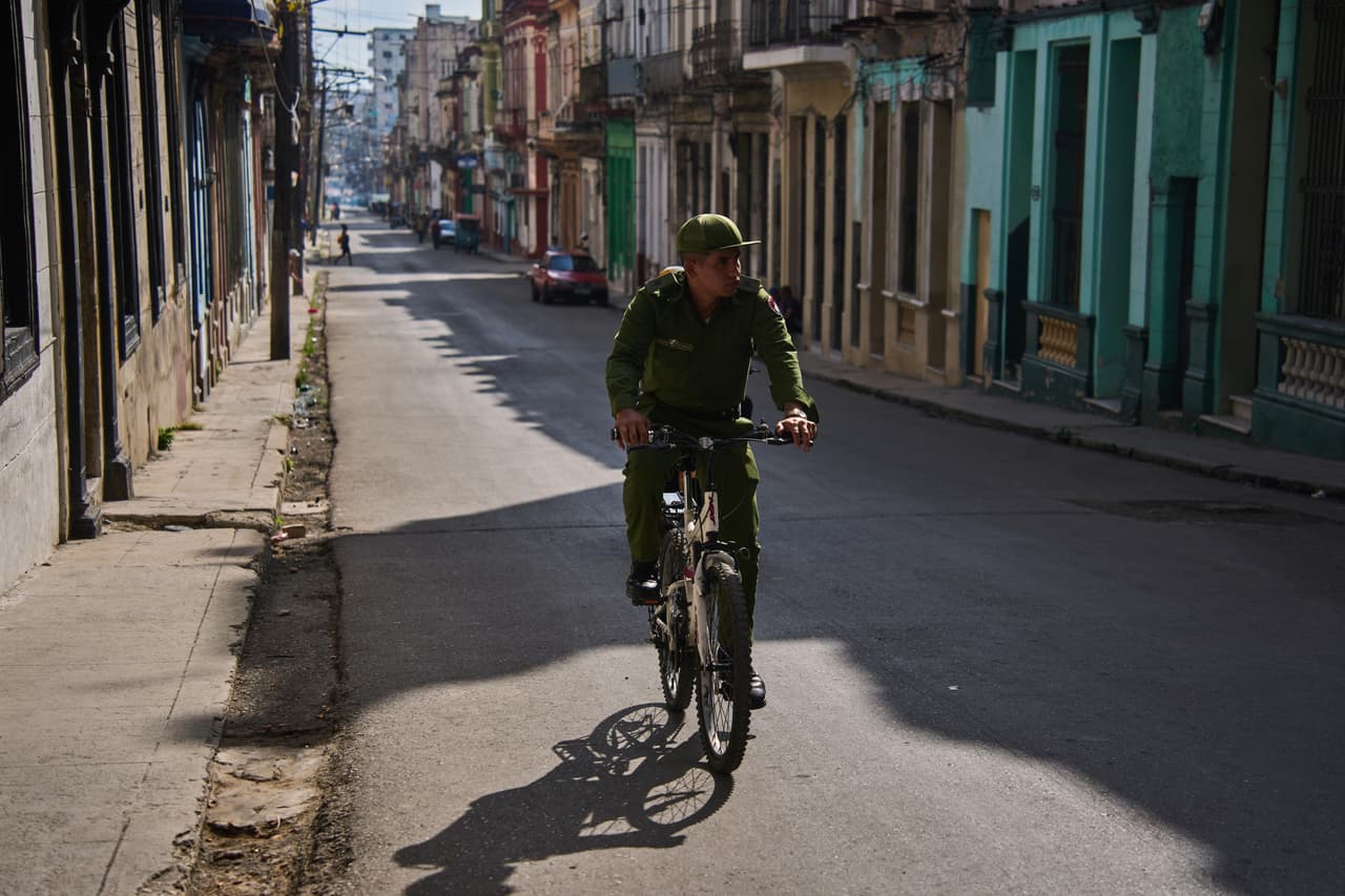 Un soldado monta en bicicleta en La Habana, Cuba, el martes 10 de marzo de 2026. (Foto AP/Ramón Espinosa)