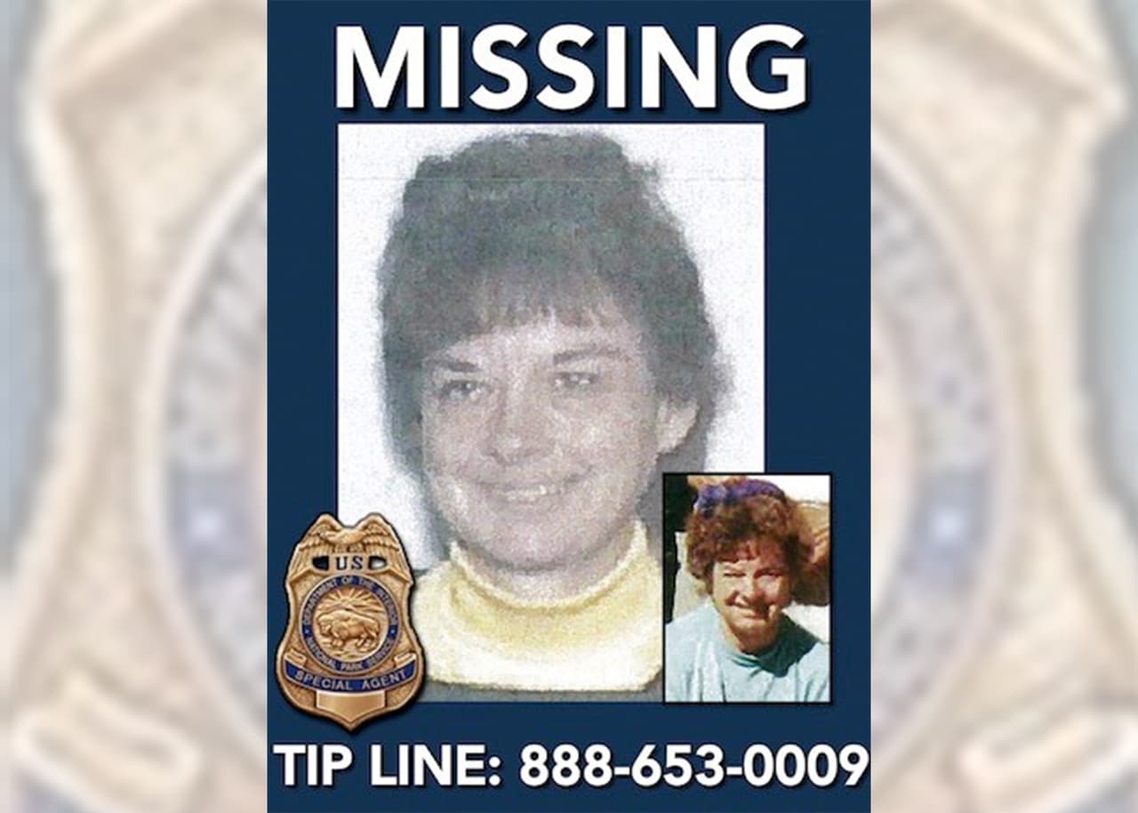 <b>Ruthanne Ruppert desapareció el 14 de agosto de 2000, cuando tenía 49 años.</b>
<br>Mide unos 5'05" de altura, pesa 140 libras, y tenía un ojo protésico. 
<br>
<br>
<b>Lo que se sabe: </b>Fue vista por última vez en el área de Curry Village o en la Clínica Médica Yosemite alrededor del mediodía del lunes 14 de agosto de ese año. Se cree que realizó una caminata desde las cataratas de Yosemite hasta el área de Foresta, según testigos. La mochila de Ruppert fue encontrada en el 2008 en el drenaje de Fireplace Creek, un área ubicada en la ruta de senderismo desde las cataratas de Yosemite hasta Foresta.