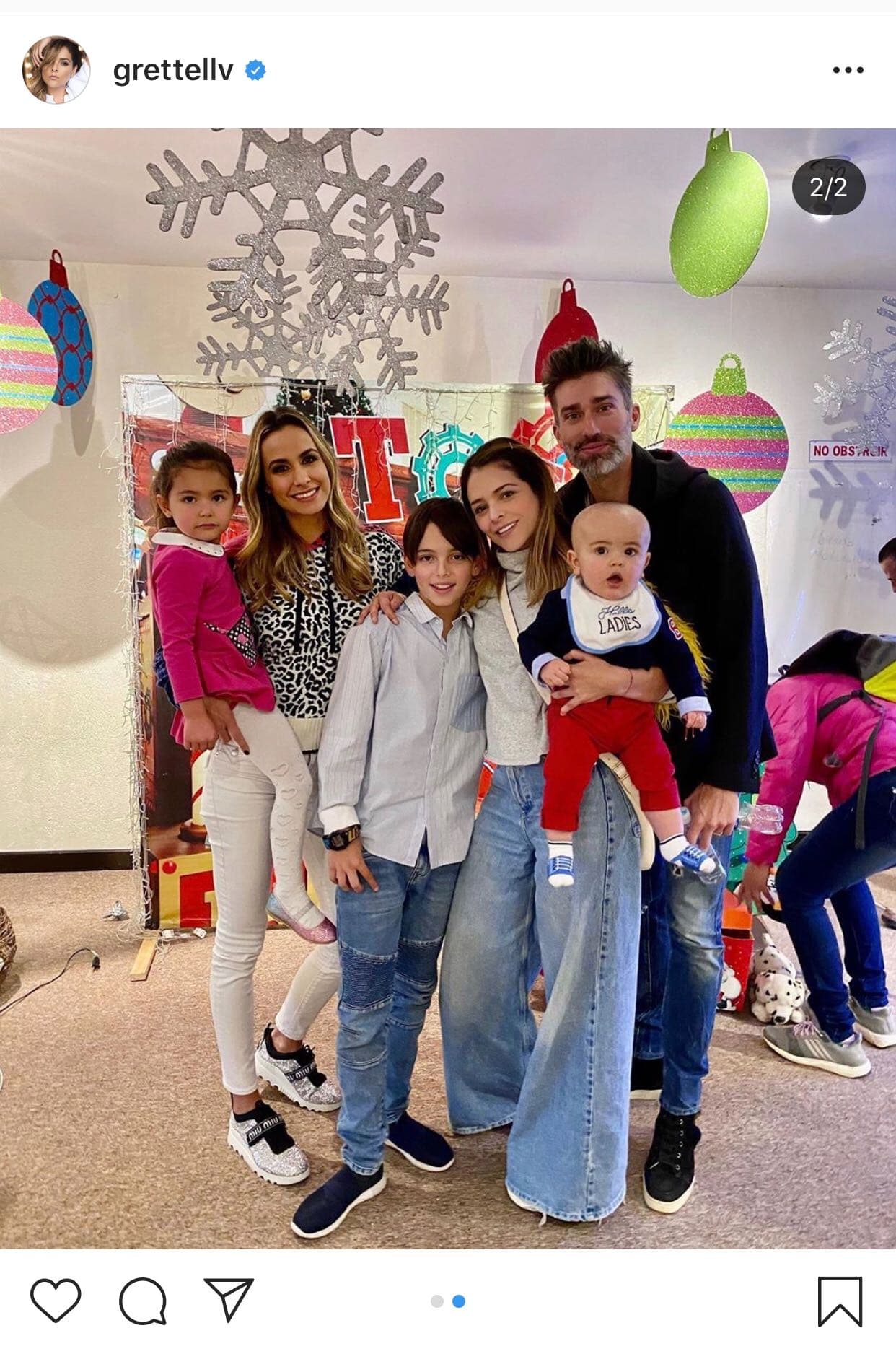 La actriz compartió esta imagen en donde se ve que
<b><a href="https://www.univision.com/famosos/grettell-valdez-quedo-encantada-con-el-bebe-de-patricio-borghetti-pero-ella-no-quiere-otro-fotos">carga al pequeño Rocco</a></b>, mientras que Odalys Ramírez tiene en brazos a Gia.