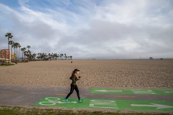Los visitantes deben usar 
<a href="https://www.univision.com/local/los-angeles-kmex/10-errores-criticos-relacionados-con-las-mascarillas-en-medio-de-crisis-por-el-coronavirus-fotos">mascarillas</a> o cubrebocas en todo momento.