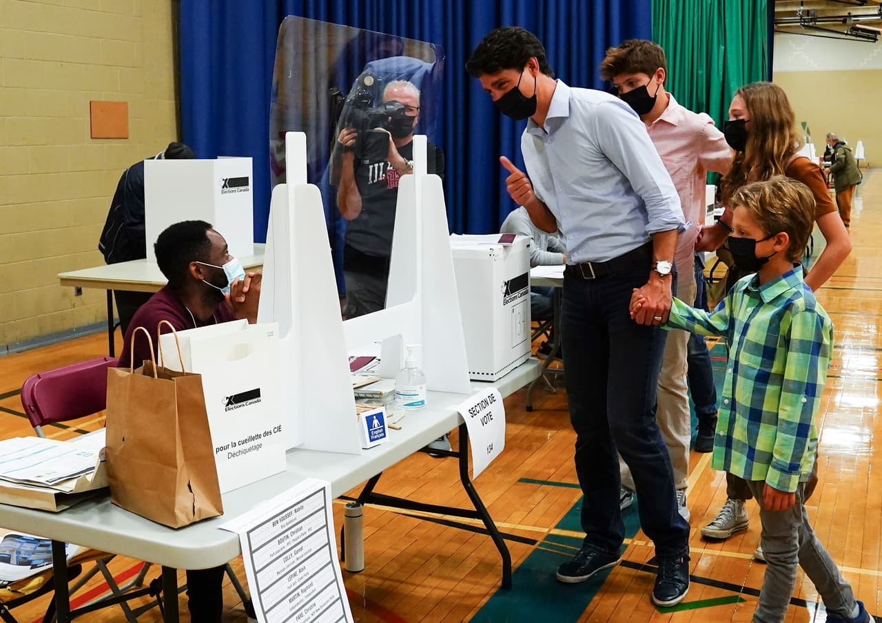 El líder liberal Justin Trudeau vota acompañado por sus hijos en Montreal, Quebec, el lunes 20 de septiembre de 2021.
