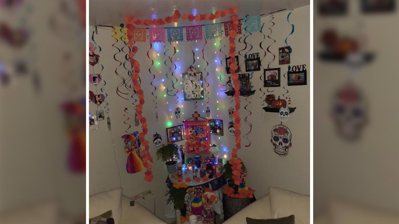 "Mi ofrenda dedicada en especial a mi papá Raúl Jacobo que murió en la pandemia del 2020", nos escribe Erika Jacobo, junto con las imágenes de su altar.